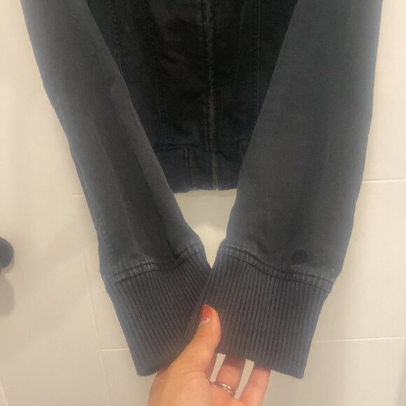🏁 Aritzia Talula distressed jacket size small - Picture 5 of 10